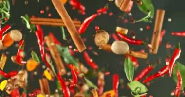 Süper Yavaş Uçan ve Dönen Baharatlar Karışımı. High Speed Cinema Camera 'da çekildi, 1000 fps. Hız Rampası Efekti.