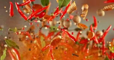 Süper Yavaş Uçan ve Dönen Baharatlar Karışımı. High Speed Cinema Camera 'da çekildi, 1000 fps. Hız Rampası Efekti.