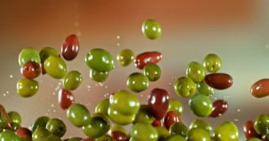 Uçan ve Dönen Yeşil ve Siyah Zeytinlerin Süper Yavaş Hareketi. Yüksek Hız Sinema Kamerası, 1000 fp..