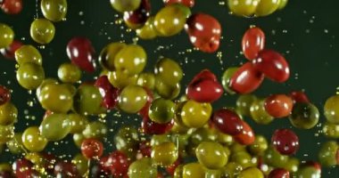 Uçan ve Dönen Yeşil ve Siyah Zeytinlerin Süper Yavaş Hareketi. Yüksek Hız Sinema Kamerası, 1000 fp..