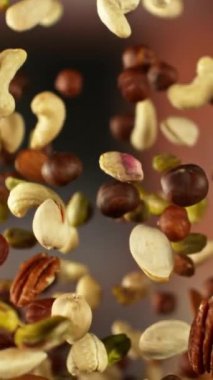 Flying Nuts Mix 'in Süper Yavaş Hareketi. Arka plandaki Görüntü Özeti. Yüksek Hız Sineması Kamerası 'nda çekildi, 1000fps. Dikey Görünüm Oranı.