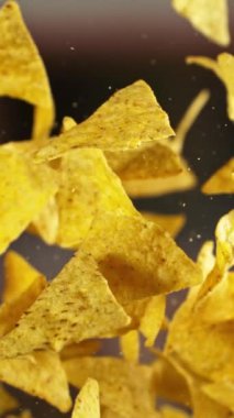 Flying Tortilla Chips 'in Süper Yavaş Hareketi. Arka plandaki Görüntü Özeti. Yüksek Hız Sineması Kamerası 'nda çekildi, 1000fps. Kamera hareket halinde. Dikey Görünüm Oranı.