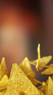 Flying Tortilla Chips 'in Süper Yavaş Hareketi. Arka plandaki Görüntü Özeti. Yüksek Hız Sineması Kamerası 'nda çekildi, 1000fps. Kamera hareket halinde. Dikey Görünüm Oranı.