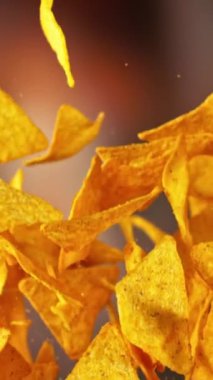 Flying Tortilla Chips 'in Süper Yavaş Hareketi. Arka plandaki Görüntü Özeti. Yüksek Hız Sineması Kamerası 'nda çekildi, 1000fps. Kamera hareket halinde. Dikey Görünüm Oranı.