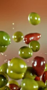 Uçan ve Dönen Yeşil ve Siyah Zeytinlerin Süper Yavaş Hareketi. Yüksek Hız Sinema Kamerası, 1000 fp..