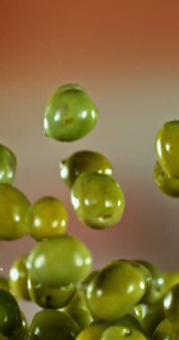 Uçan ve Dönen Yeşil Zeytinlerin Süper Yavaş Hareketi. Yüksek Hız Sinema Kamerası, 1000 fp..