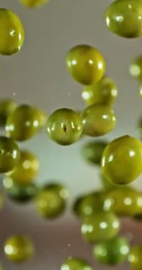 Uçan ve Dönen Yeşil Zeytinlerin Süper Yavaş Hareketi. Yüksek Hız Sinema Kamerası, 1000 fp..