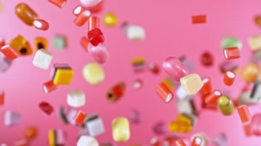 Uçan Şekerlerin Süper Yavaş Hareketi. Pembe Arka plan 'da izole edilmiş. Yüksek Hız Sinema Kamerası, 1000 fp..