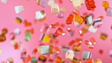 Çeşitli şekerlemelerle uçmanın dondurucu hareketi. Renkli soyut tatlı arkaplan.