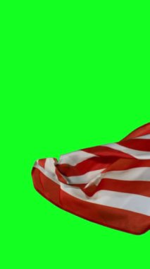 Amerikan Bayrağının Süper Yavaş Hareketi Yeşil Arkaplanda izole edildi. Yüksek Hız Sineması Kamerası 'nda çekildi, 1000fps. Dikey Görünüm Oranı.