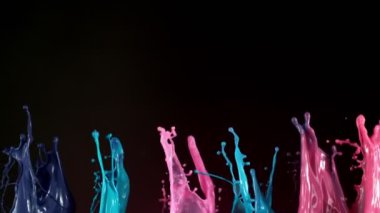 Uçan Renkli Sıçramaların Süper Yavaş Hareketi, Kara Arkaplanda İzole Edildi. Yüksek Hız Sinema Kamerası, 1000fps.