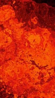 Krater 'den Patlayan Lavın Hava Görüntüsü. İzlanda. Drone görüntüleri, Lav infilak ediyor ve kraterden yayılıyor. Dikey Görünüm Oranı.
