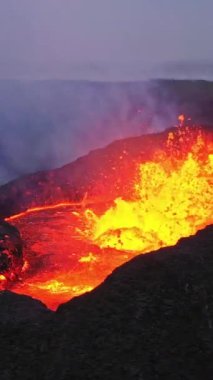 Litli-Hrtur Volkan Patlaması 'nın hava panoramik görüntüleri. İzlanda 28.7.2023, Fagradalsfall. Drone görüntüleri, Lav infilak ediyor ve kraterden yayılıyor. Dikey Görünüm Oranı.