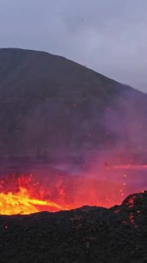Litli-Hrtur Volkan Patlaması 'nın hava panoramik görüntüleri. İzlanda 28.7.2023, Fagradalsfall. Drone görüntüleri, Lav infilak ediyor ve kraterden yayılıyor. Dikey Görünüm Oranı.