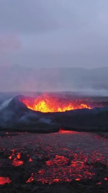 Litli-Hrtur Volkan Patlaması 'nın hava panoramik görüntüleri. İzlanda 28.7.2023, Fagradalsfall. Drone görüntüleri, Lav infilak ediyor ve kraterden yayılıyor. Dikey Görünüm Oranı.