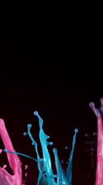 Uçan Renkli Sıçramaların Süper Yavaş Hareketi, Kara Arkaplanda İzole Edildi. Yüksek Hız Sineması Kamerası 'nda çekildi, 1000fps. Dikey Görünüm Oranı.