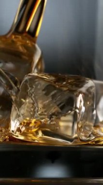 Viskiyi bardağa doldurmanın süper yavaş hareketi. High Speed Cinema Camera 'da çekildi, 1000 fps. Arkaplanda Bar, Odak Derinliği Düşük. Dikey Görünüm Oranı.