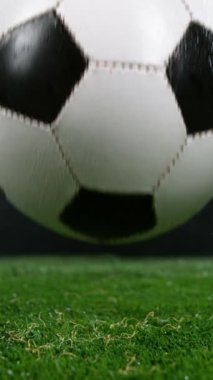 Zıplayan Futbol Topunun Süper Yavaş Hareketi. Yüksek Hız Sineması Kamerası 'nda çekildi, 1000fps. Dikey Görünüm Oranı. Dikey Görünüm Oranı.