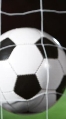 Super Slow Motion of Football Ball Gol Alıyor. Yüksek Hız Sineması Kamerası 'nda çekildi, 1000fps. Dikey Görünüm Oranı. Dikey Görünüm Oranı.