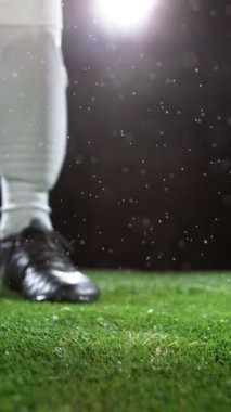 Zıplayan Futbol Topunun Süper Yavaş Hareketi. Yüksek Hız Sineması Kamerası 'nda çekildi, 1000fps. Dikey Görünüm Oranı. Dikey Görünüm Oranı.