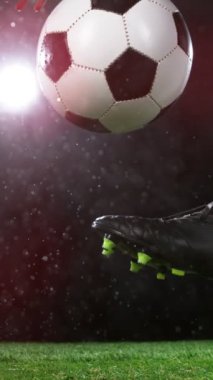 Futbolcunun Topa Tekmeleyen Süper Yavaş Hareketi, yakın plan. Yüksek Hız Sineması Kamerası 'nda çekildi, 1000fps. Dikey Görünüm Oranı.