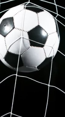 Super Slow Motion of Football Ball Gol Alıyor. Yüksek Hız Sineması Kamerası 'nda çekildi, 1000fps. Dikey Görünüm Oranı. Dikey Görünüm Oranı.