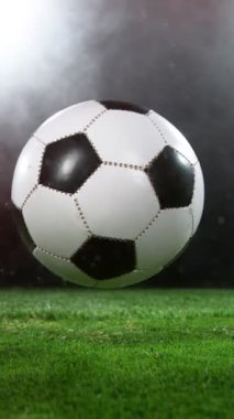 Futbolcunun Topa Tekmeleyen Süper Yavaş Hareketi, yakın plan. Yüksek Hız Sineması Kamerası 'nda çekildi, 1000fps. Dikey Görünüm Oranı.