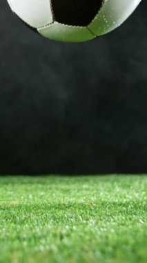 Zıplayan Futbol Topunun Süper Yavaş Hareketi. Yüksek Hız Sineması Kamerası 'nda çekildi, 1000fps. Dikey Görünüm Oranı. Dikey Görünüm Oranı.