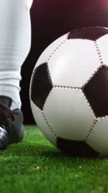 Çimenlerde dönen futbol topunun süper yavaş hareketi. Yüksek Hız Sineması Kamerası 'nda çekildi, 1000fps. Dikey Görünüm Oranı. Dikey Görünüm Oranı.