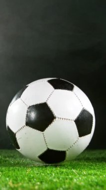 Zıplayan Futbol Topunun Süper Yavaş Hareketi. Yüksek Hız Sineması Kamerası 'nda çekildi, 1000fps. Dikey Görünüm Oranı. Dikey Görünüm Oranı.