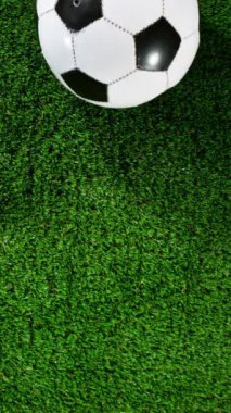 Çimlerin üzerinde yuvarlanan futbol topunun süper yavaş çekimi. Yüksek hızlı sinema kamerası, 1000fps.