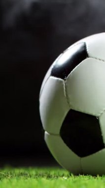 Futbolcunun Topa Tekmeleyen Süper Yavaş Hareketi, yakın plan. Yüksek Hız Sineması Kamerası 'nda çekildi, 1000fps. Dikey Görünüm Oranı.
