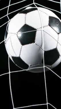 Super Slow Motion of Football Ball Gol Alıyor. Yüksek Hız Sineması Kamerası 'nda çekildi, 1000fps. Dikey Görünüm Oranı. Dikey Görünüm Oranı.
