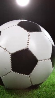 Çimenlerde dönen futbol topunun süper yavaş hareketi. Yüksek Hız Sineması Kamerası 'nda çekildi, 1000fps. Dikey Görünüm Oranı. Dikey Görünüm Oranı.