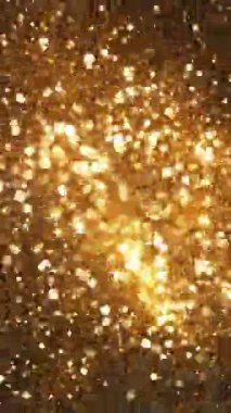 Siyah Arkaplan 'da izole edilmiş Süper Yavaş Parlayan Altın Parçacıklar Hareketi. Odaklanmanın Sığ Derinliği. High Speed Cinema Camera 'da çekildi, 1000 fps. Dikey Görünüm Oranı.