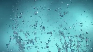 Süper Yavaş Uçan Su Sıçratma Hareketi, Mavi Arka plan 'da izole edilmiş. Yüksek Hız Sineması Kamerası 'nda çekildi, 1000fps. Kamera hareket halinde. Hız Rampası Efekti.