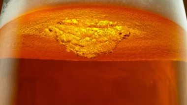Süper yavaş çekimde makro bardakta bira, yakın çekim. Yüksek hızlı sinema kamerası, 1000 fps..