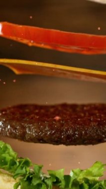 Hamburger parçalarını istiflemek için süper yavaş çekim. Kamera hareket halinde. Yüksek hızlı sinema kamerası, 1000 fps. Yüksek hızlı sinüs robotuna yerleştirilmiş. Dikey görünüm oranı.