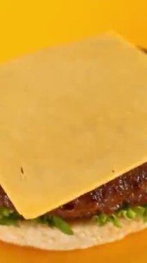 Hamburger Parçalarını istifliyorum. Kamera hareket halinde. Kamera Hareket Kontrol Sistemi 'ne yerleştirildi. Hız Rampası Etkisi. Dikey Görünüm Oranı.