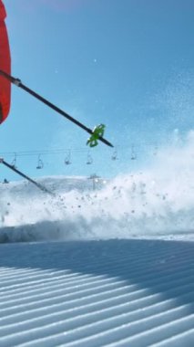 Piste Kayakçısının Süper Yavaş Hareketi. Yüksek Hız Sineması Kamerası 'nda çekildi, 1000fps. Dikey Görünüm Oranı.