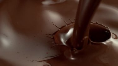 Çok Yavaş Dökülen Sıcak Çikolata, Dalgalar Yaratmak, Yüksek Hız Sinema Kamerasında Çekim, 1000 fps. Kamera hareket halinde. Ekstrem Makro Vuruşu.