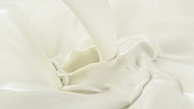 Super Sow Motion of Whouring Milk, Splashing. High Speed Cinema Camera 'da çekildi, 1000 fps. Krema ve Süt Kapatma.