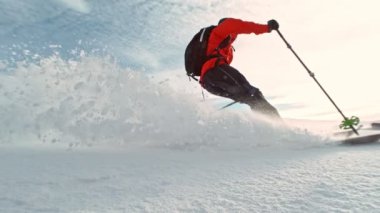 Tepeye doğru koşan Piste Kayakçısının Süper Yavaş Hareketi. Güneşli bir gün, Avrupa. Yüksek Hız Sineması Kamerası 'nda çekildi, 1000fps. Hız Rampası Efekti.