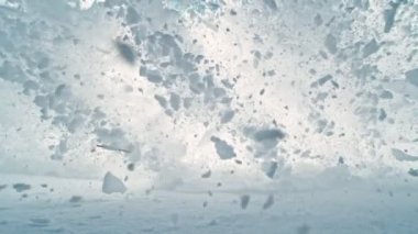 Çığ, kameraya doğru yaklaşıyor. Yüksek Hız Sineması Kamerası 'nda çekildi, 1000fps. Kar Patlaması, Tehlike Konsepti.