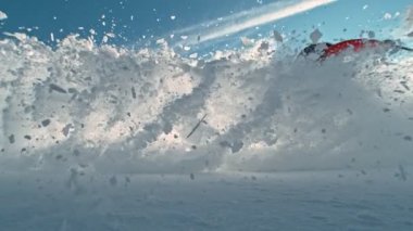 Tepeye doğru koşan Piste Kayakçısının Süper Yavaş Hareketi. Güneşli bir gün, Avrupa. Yüksek Hız Sineması Kamerası 'nda çekildi, 1000fps. Hız Rampası Efekti.