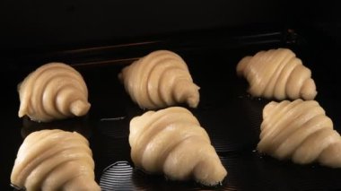 Fırında kruvasan pişirme zamanı. Ev Fırınının Hız Rampsi. Taze tatlı hamur işi. Hareketli Kamera.