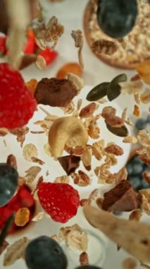 Süte Düşen Gevreklerin Süper Yavaş Hareketi. Kamera Hedefi İzliyor, Tepeden Çekiyor. Yüksek Hız Sineması Kamerası 'nda, 1000fps' de, Cine Bot 'ta çekildi. Dikey Görünüm Oranı.