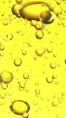 Akan yağ baloncuklarının süper yavaş çekimi. Yüksek hızlı sinema kamerasıyla çekildi, 1000fps. Dikey görünüm oranı.