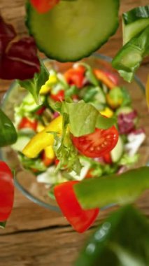 Düşen Salata Parçalarının Süper Yavaş Hareketi. High Speed Cinema Camera 'da çekildi, 1000 fps. Objeyi İzleyen Kamera. Dikey Görünüm Oranı.