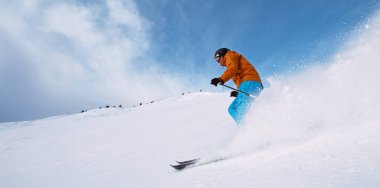 Kayakçının Kayak Yamacındaki Dondurma Hareketi. Avusturya Alpleri, Avrupa. Güneşli Hava, Kış Spor Aktiviteleri.